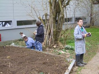Schüler bei der Gartenarbeit (März 2002)