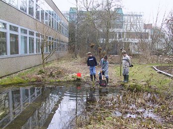 Schüler bei der Teichpflege (März 2002)